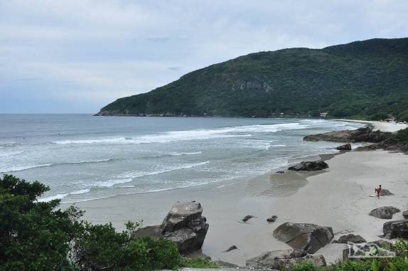 Chegando à praia do Matadeiro, na costa sul de Florianópolis, em Santa Catarina